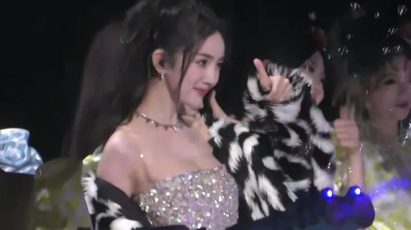 杨幂-《月亮代表我的心》现场（年份未知）